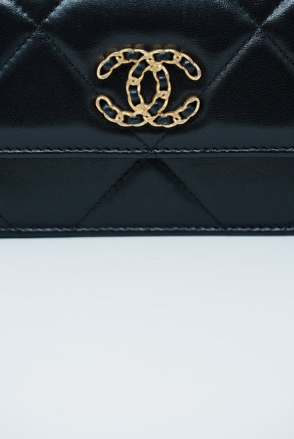 Pre-Owned Chanel 19 Clutch with Chain 2022-2023