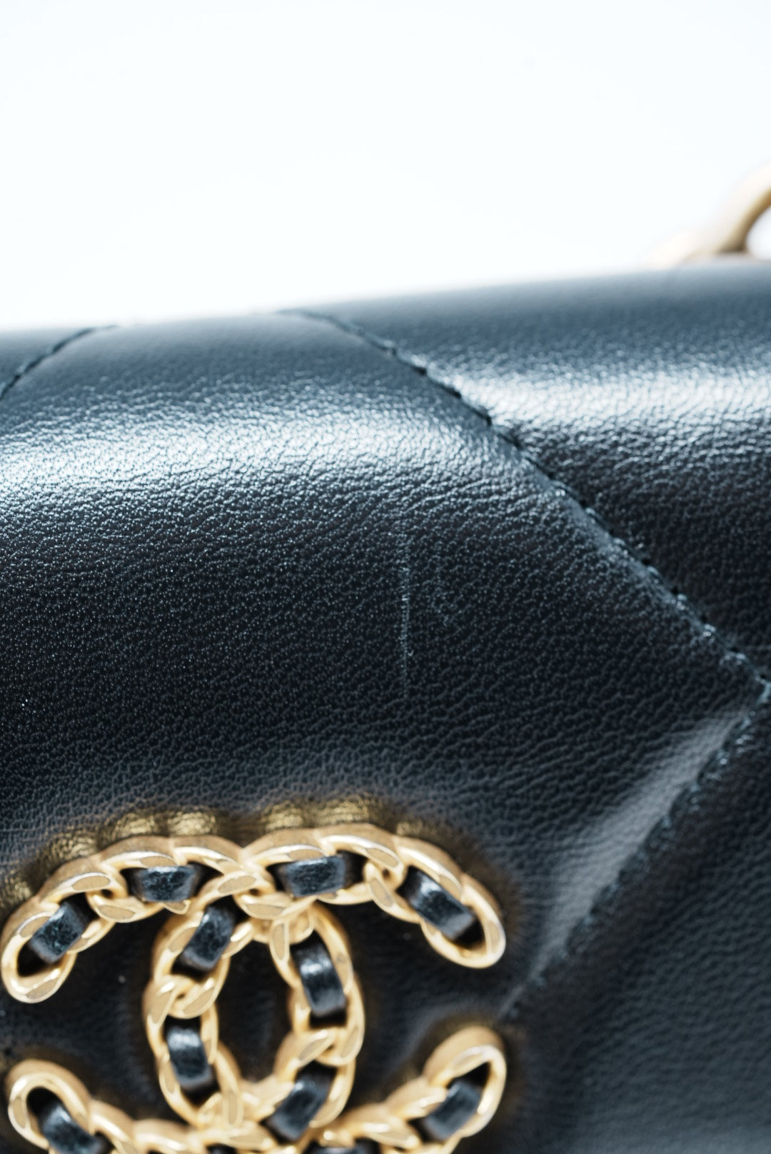 Pre-Owned Chanel 19 Clutch with Chain 2022-2023