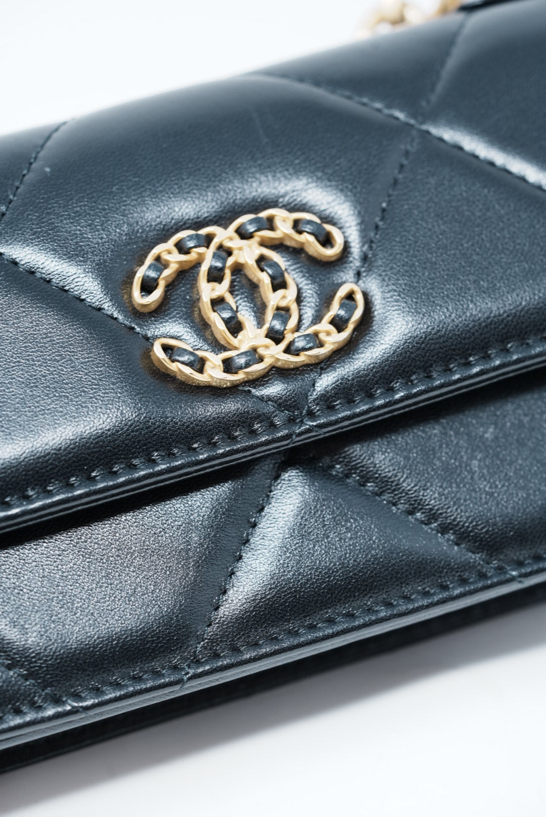 Pre-Owned Chanel 19 Black Lambskin Clutch with Chain