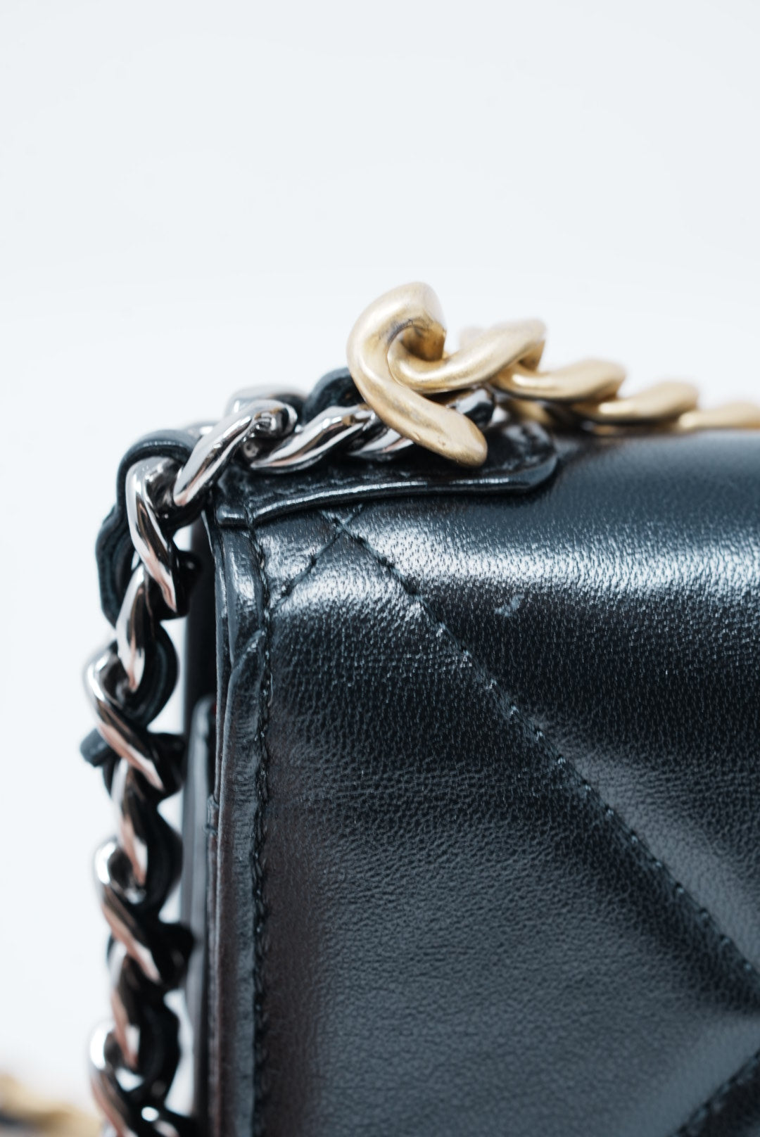 Pre-Owned Chanel 19 Clutch with Chain 2022-2023