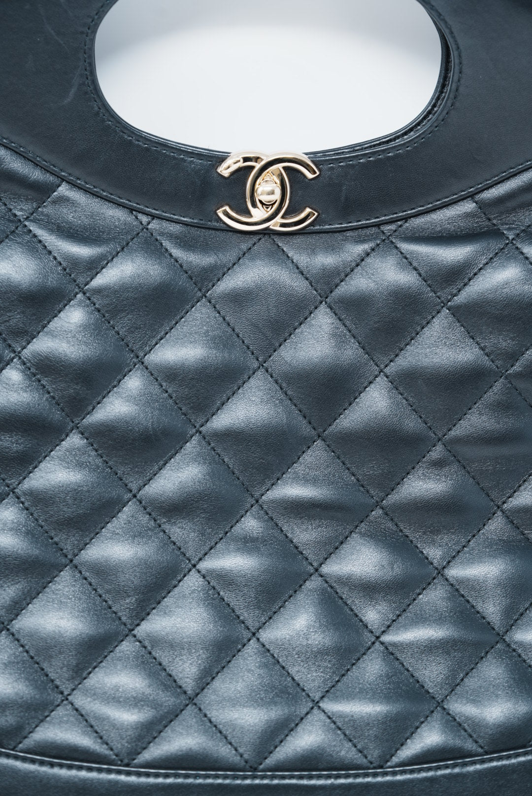 Pre-Owned Chanel Shiny Aged Calfskin Quilted Large 31 bag