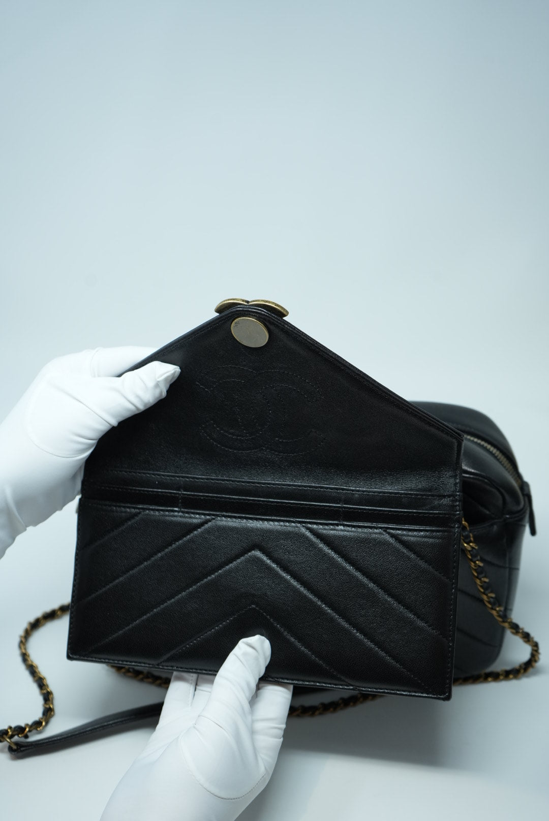 Pre-Owned Chanel Black Camera Crossbody/Shoulder Bag