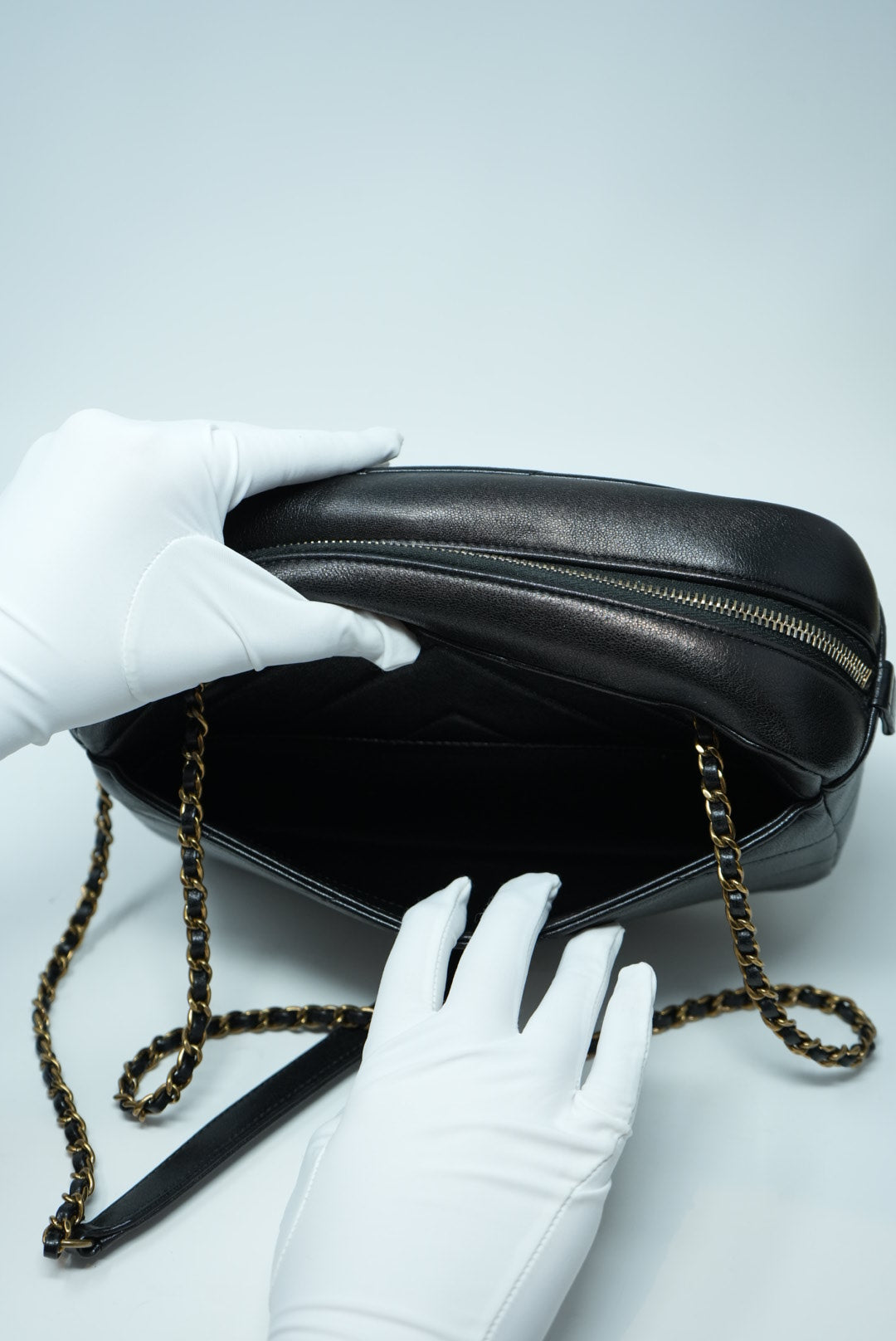 Pre-Owned Chanel Black Camera Crossbody/Shoulder Bag