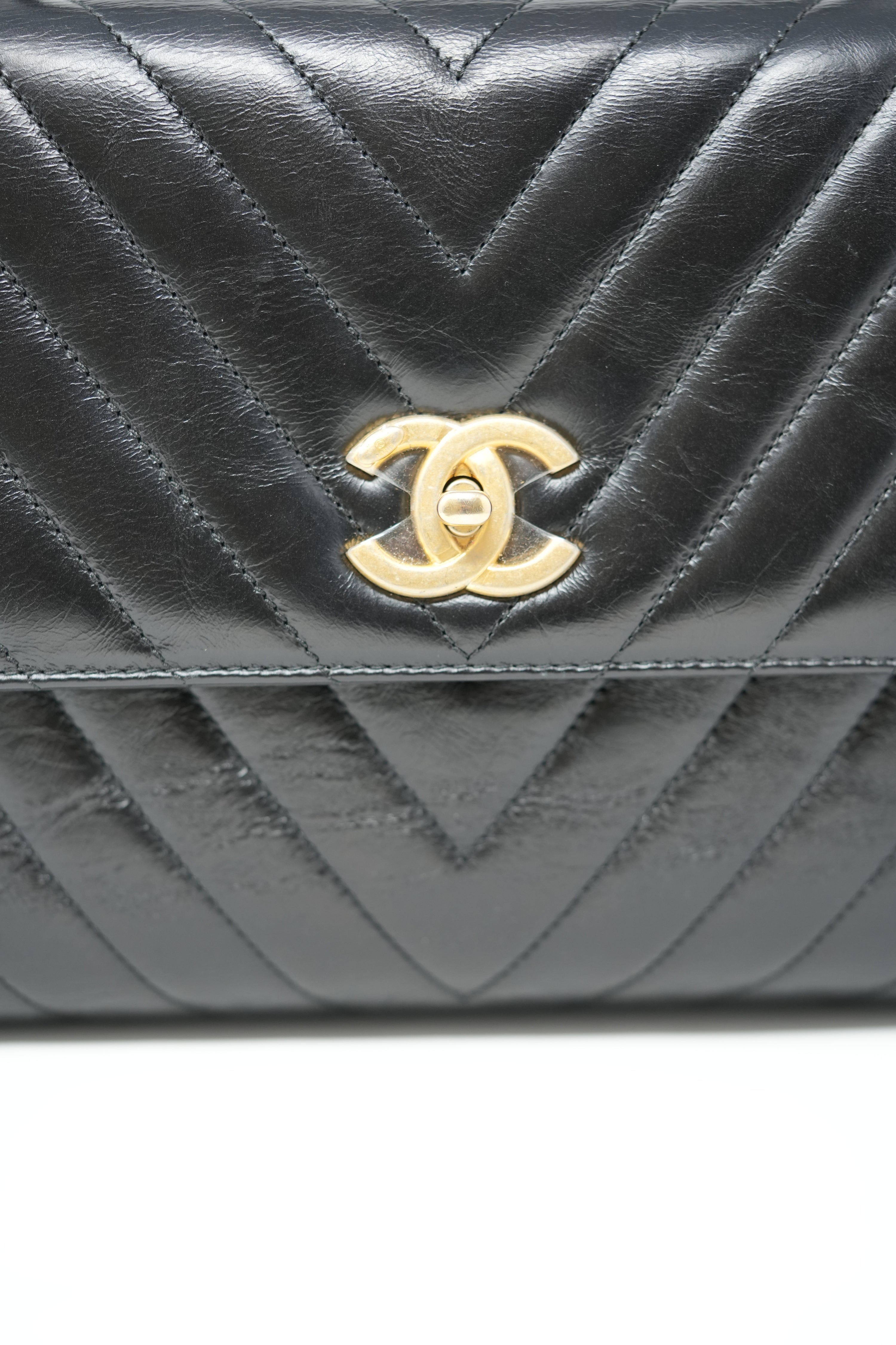 pre-owned Chanel Chevron Coco Handle Medium