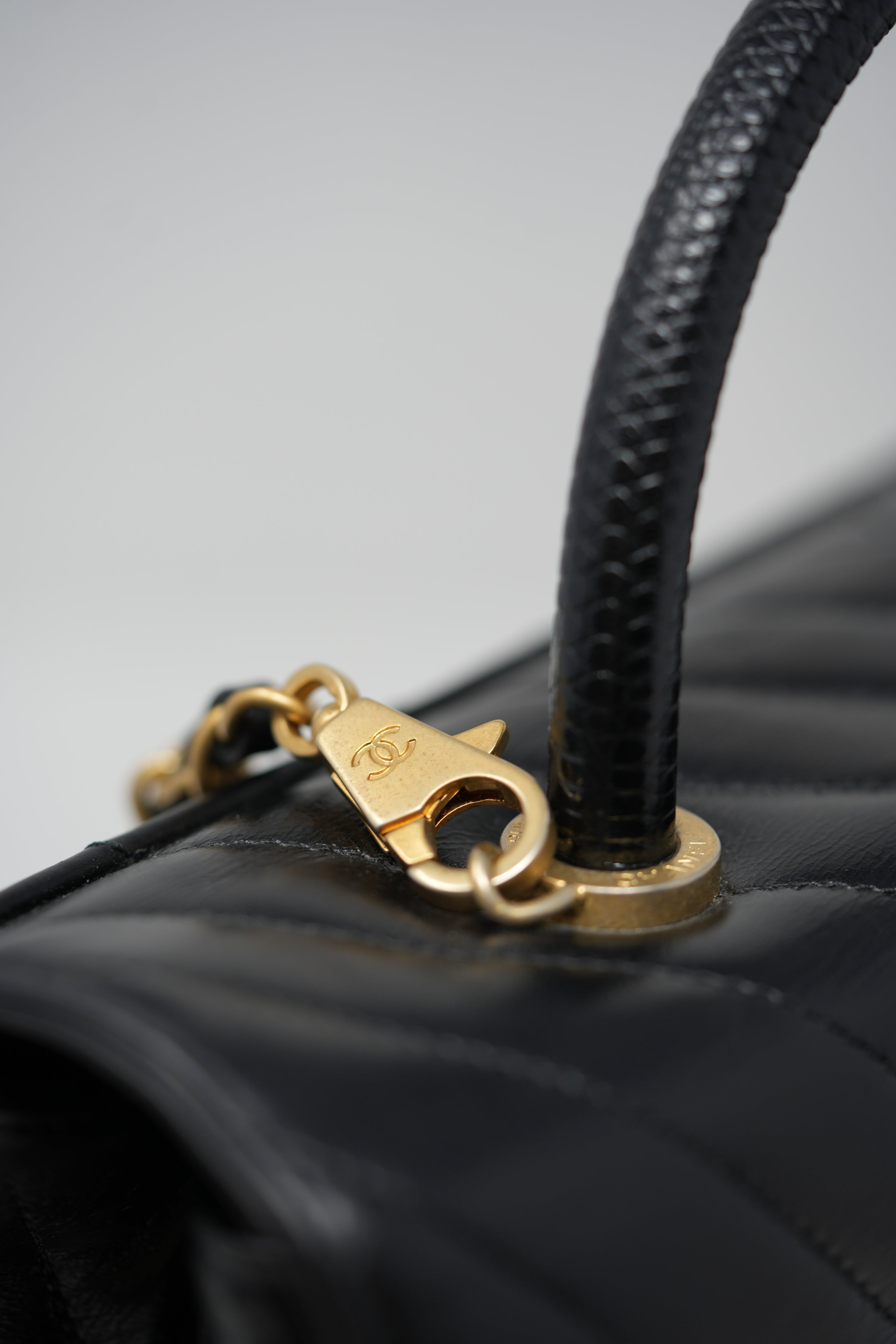 pre-owned Chanel Chevron Coco Handle Medium