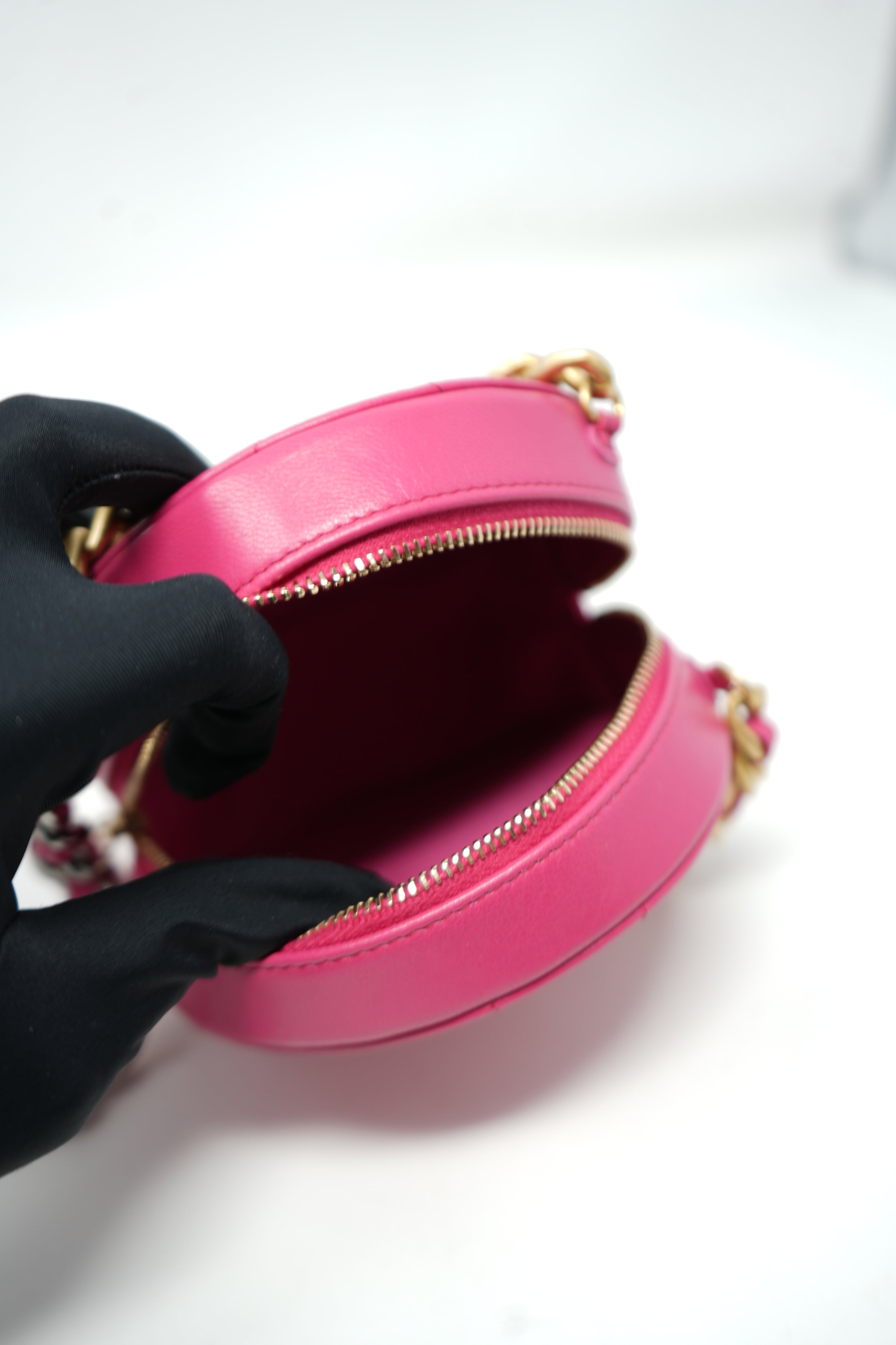 Pre-owned Chanel 19 Round Clutch With Chain