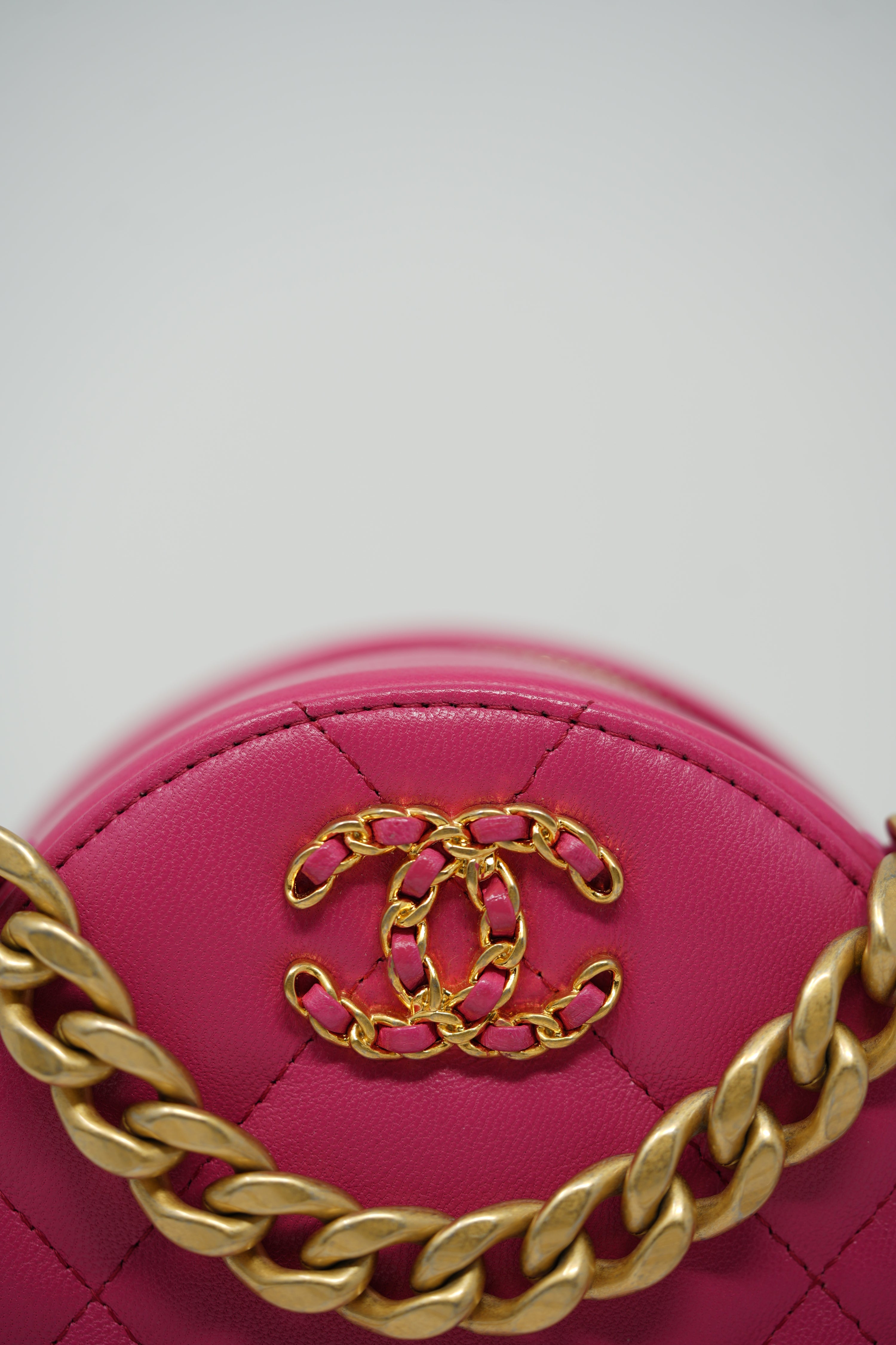 Pre-owned Chanel 19 Round Clutch With Chain
