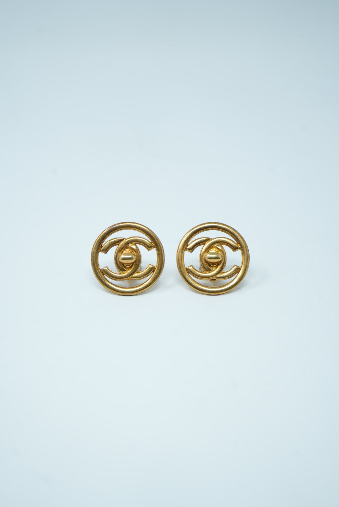 Pre-Owned Chanel Button TurnLock Clip on 1997 gold-plated