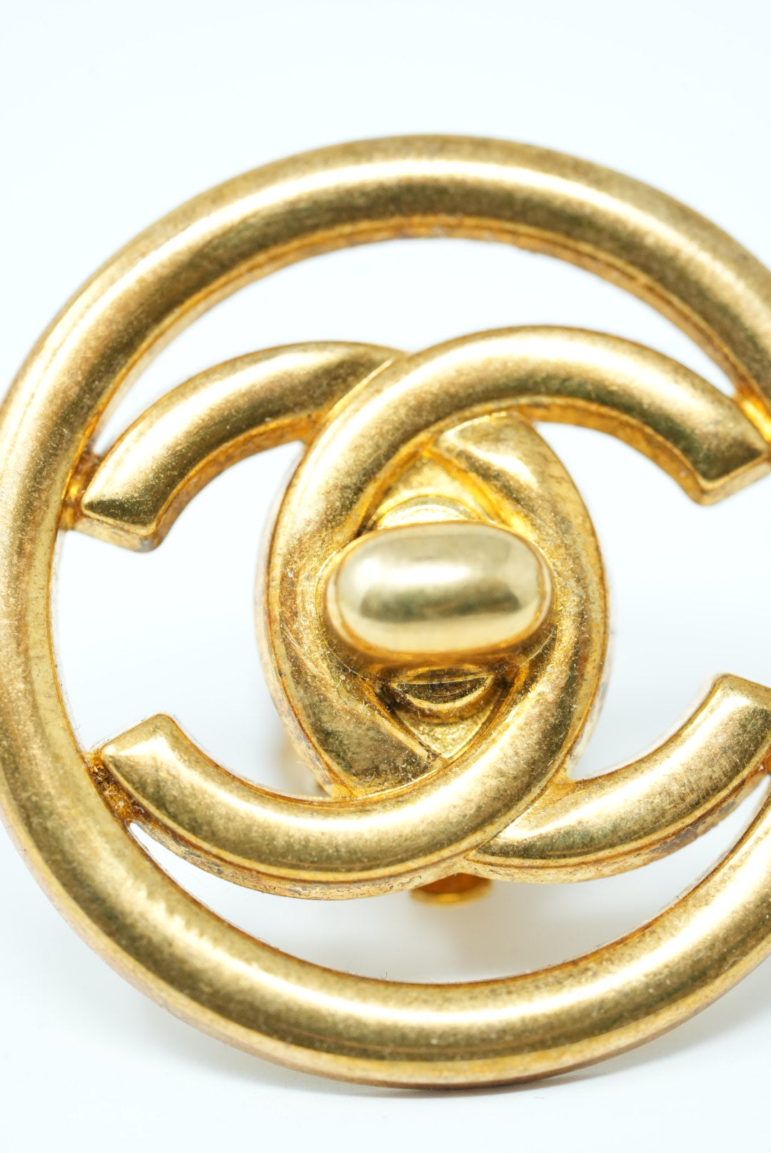 Pre-Owned Chanel Button TurnLock Clip on 1997 gold-plated