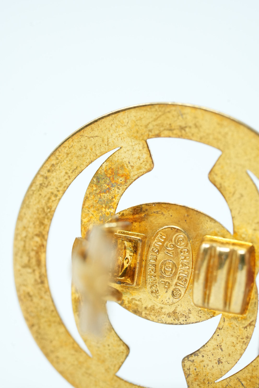 Pre-Owned Chanel Button TurnLock Clip on 1997 gold-plated