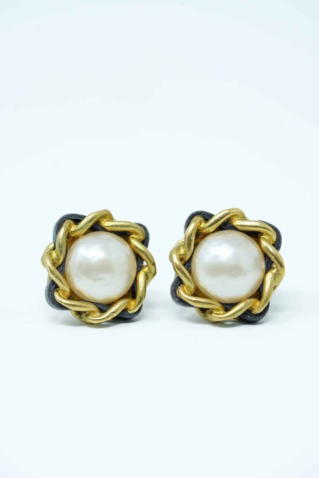 Pre-Owned Chanel 1994 Pearl Flower Earrings