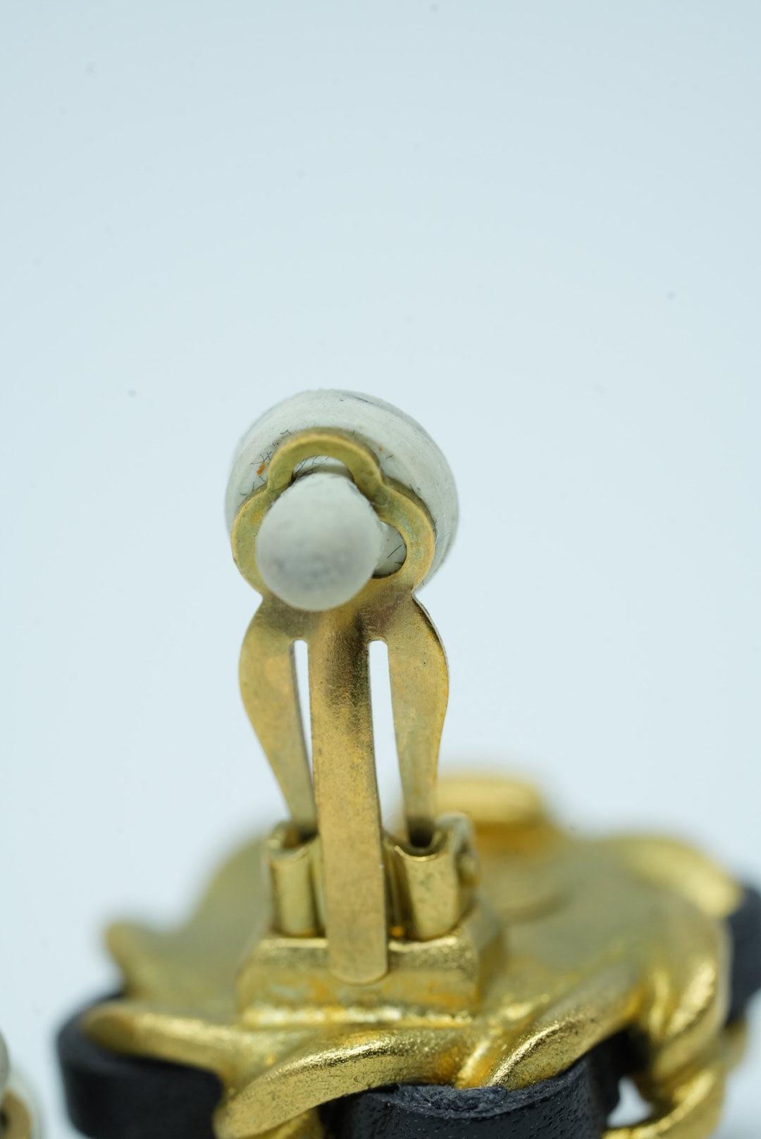 Pre-Owned Chanel 1994 Pearl Flower Earrings Clip-On