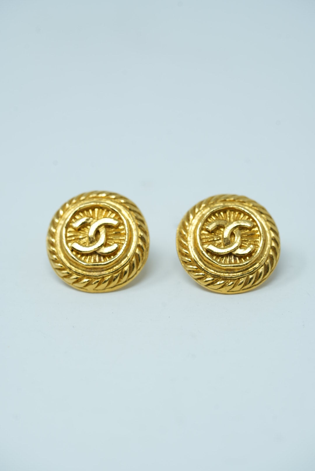 Pre-Owned Chanel CC Button Earring Clip-On