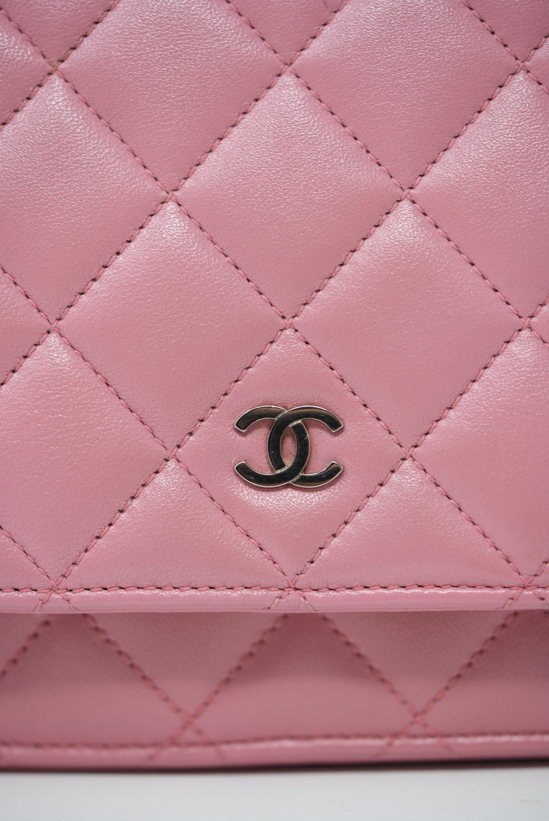 Pre-Owned CHANEl Classic Lambskin Wallet On Chain
