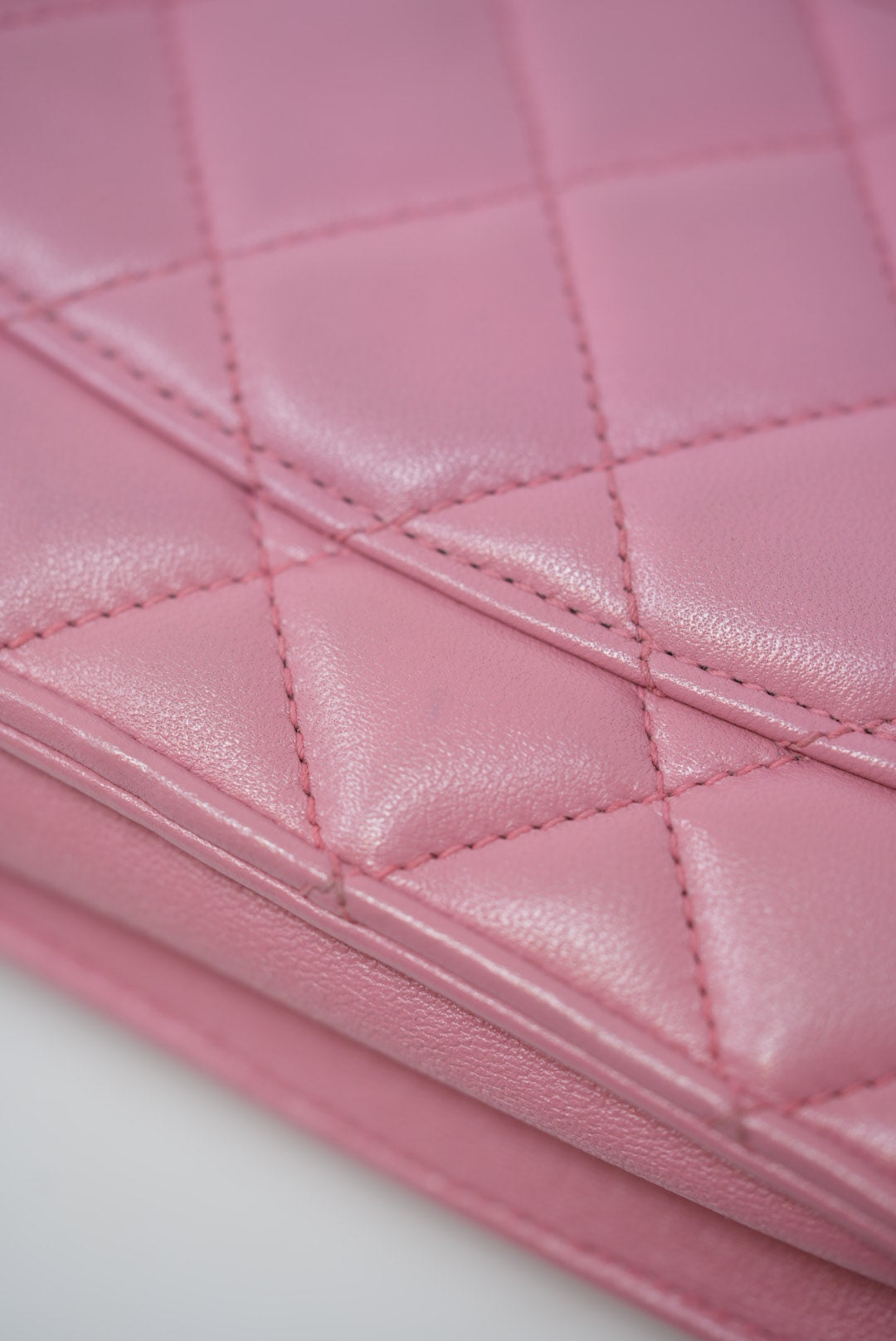 Pre-Owned CHANEl Classic Lambskin Wallet On Chain