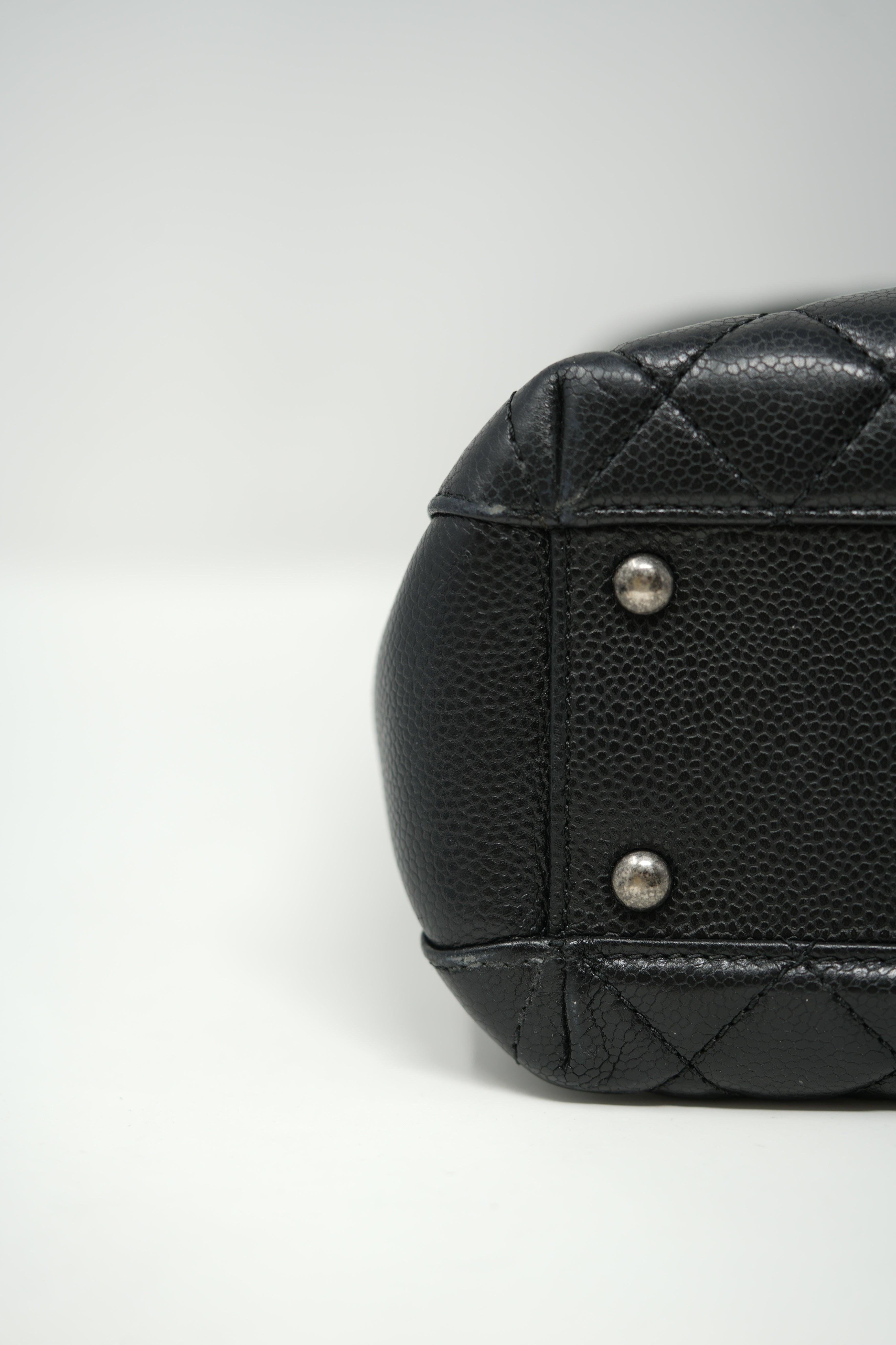 Pre-Owned 2015–2016 Chanel Black Caviar Quilted Shopping Bag
