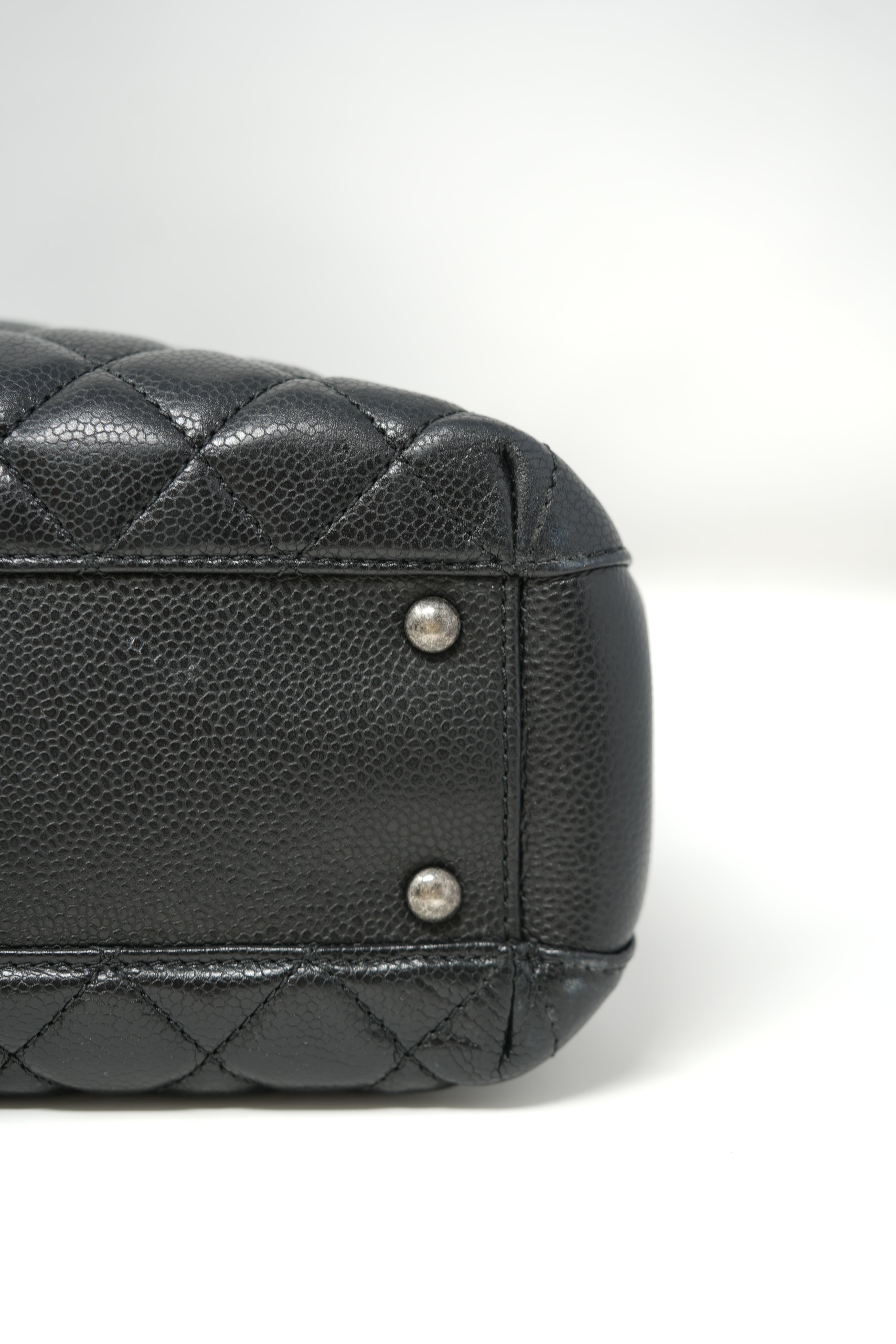 Pre-Owned 2015–2016 Chanel Black Caviar Quilted Shopping Bag