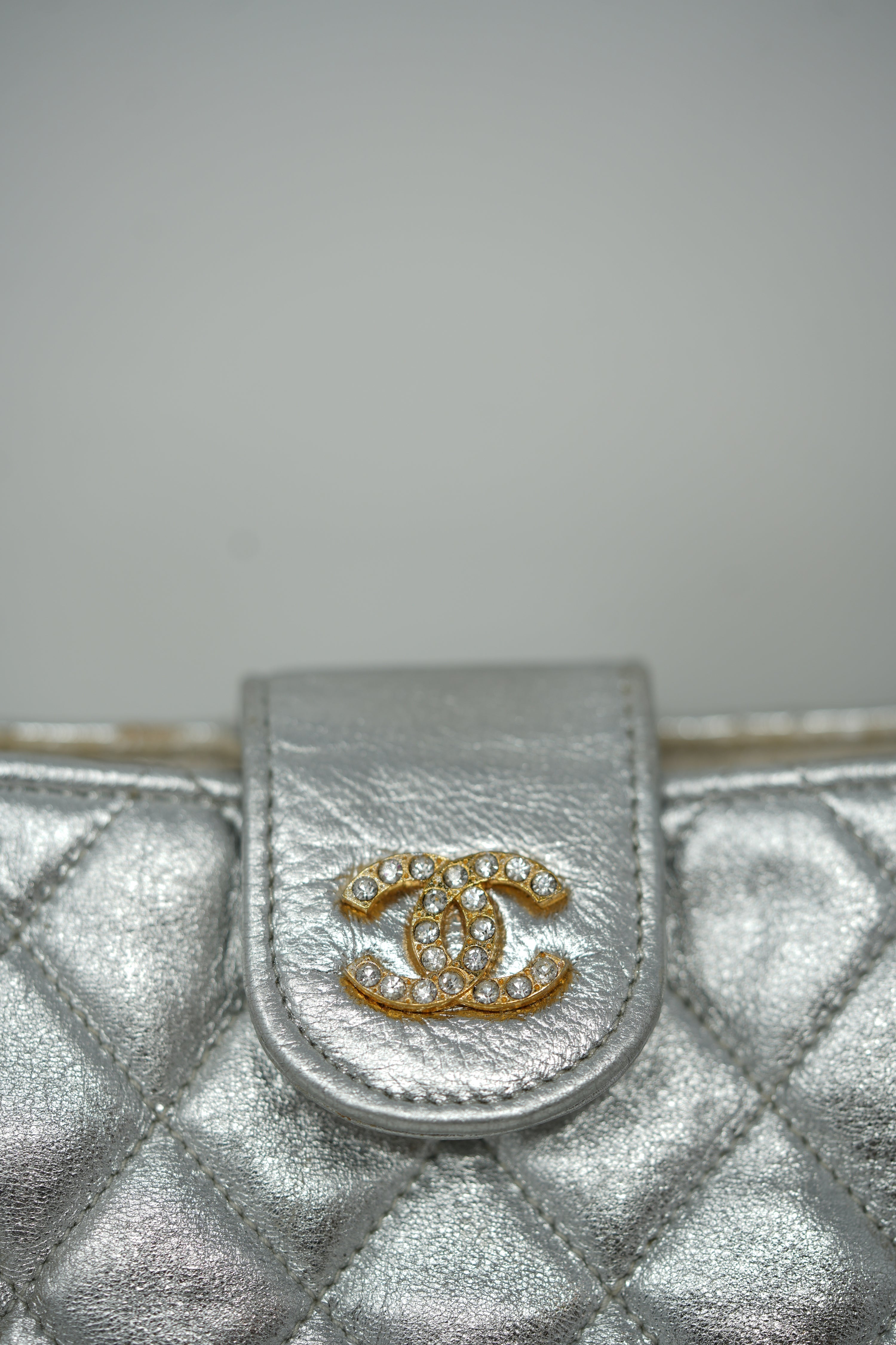Pre-Owned Chanel 1986–1988 Silver Lambskin Quilted Shoulder Bag