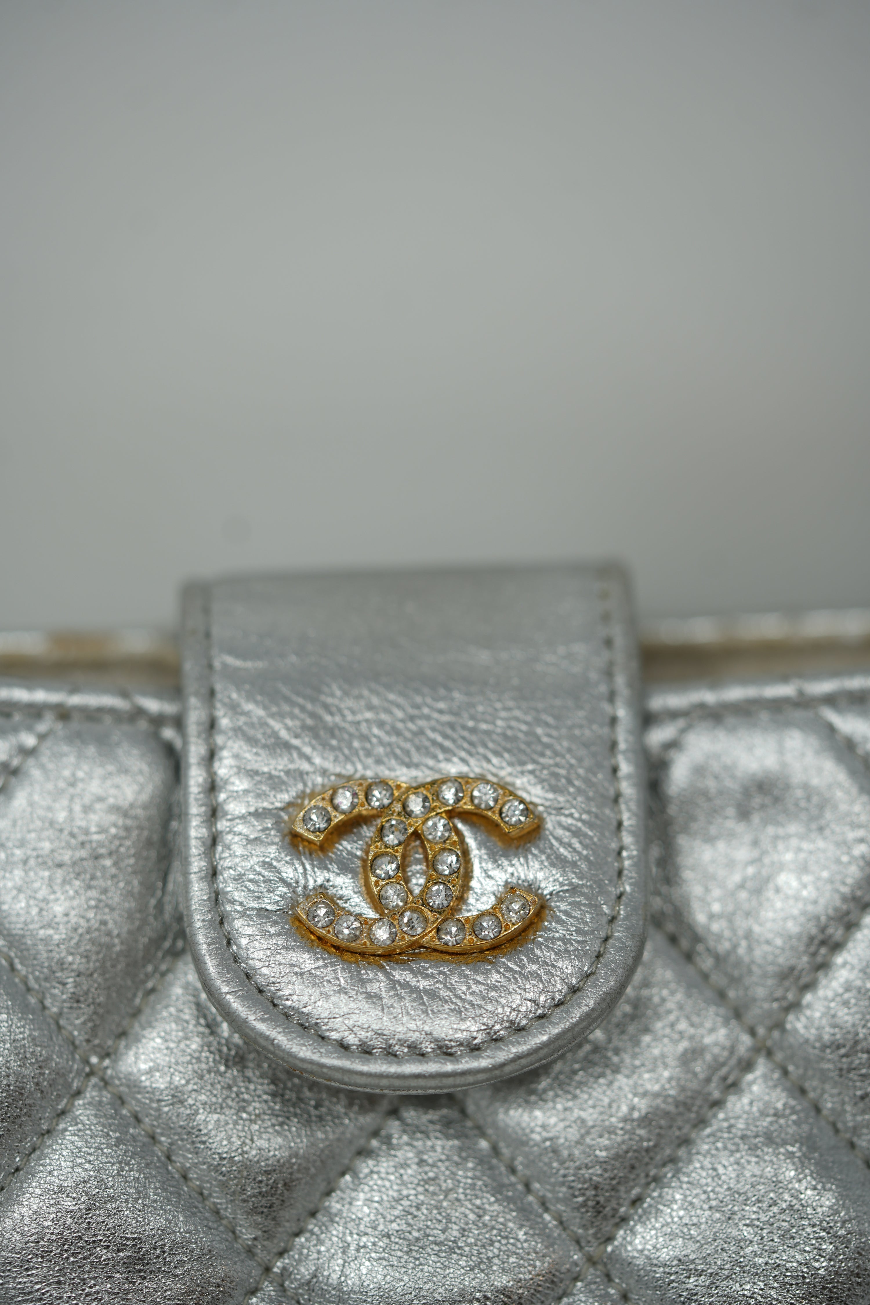 Pre-Owned Chanel 1986–1988 Silver Lambskin Quilted Shoulder Bag