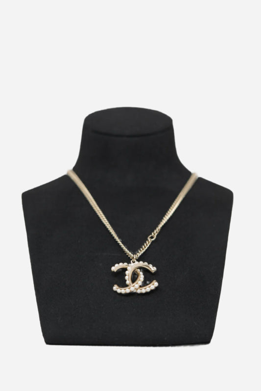 Pre-Owned Chanel 2013 Faux Pearl CC Logo Long Necklace