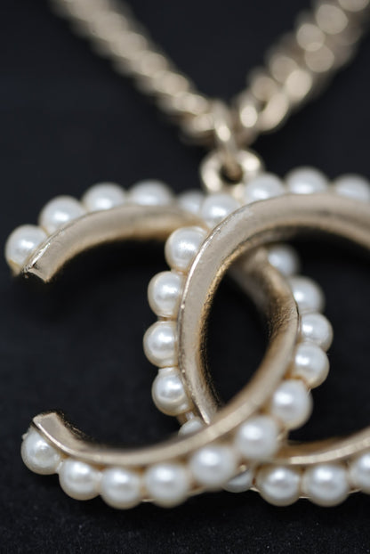 Pre-Owned Chanel 2013 Faux Pearl CC Logo Long Necklace