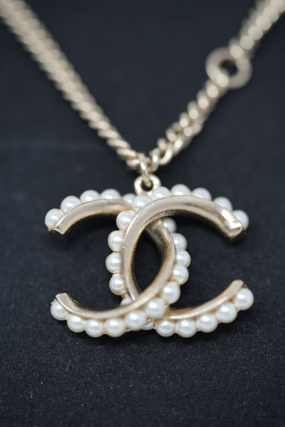 Pre-Owned Chanel 2013 Faux Pearl CC Logo Long Necklace