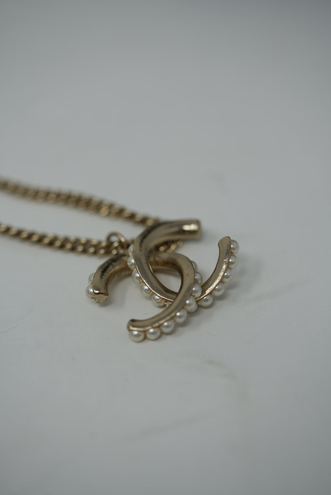 Pre-Owned Chanel 2013 Faux Pearl CC Logo Long Necklace