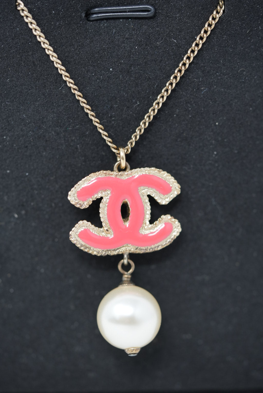 Pre-Owned Chanel 2013 Pink Faux Pearl CC Logo Necklace