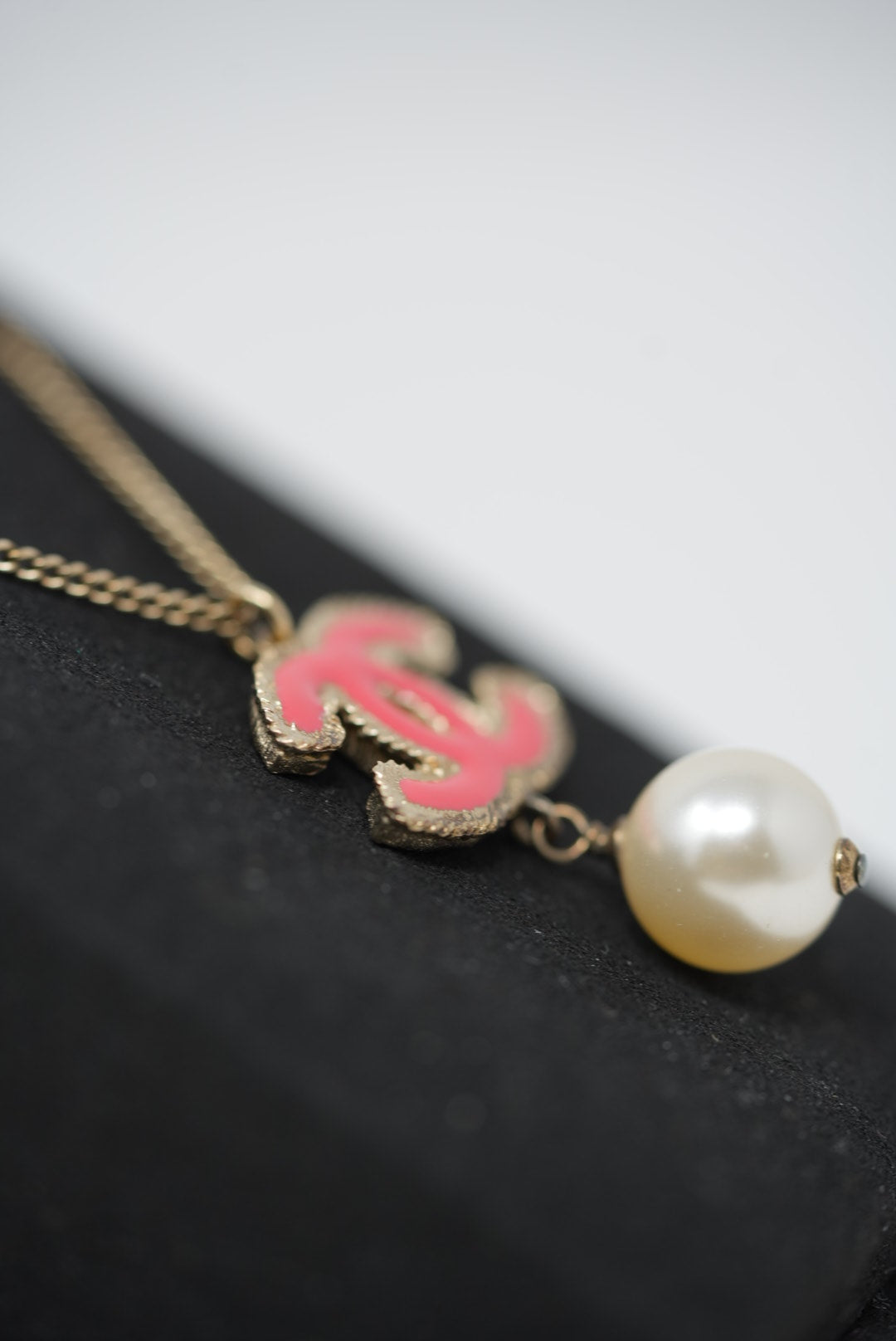 Pre-Owned Chanel 2013 Pink Faux Pearl CC Logo Necklace