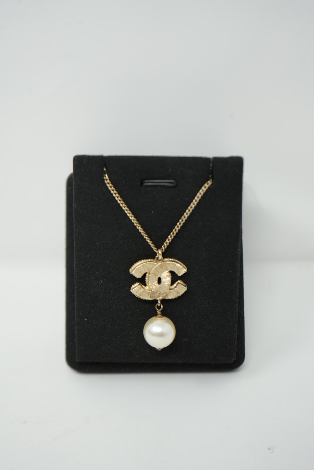 Pre-Owned Chanel 2013 Pink Faux Pearl CC Logo Necklace