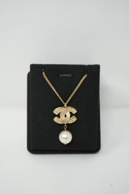 Pre-Owned Chanel 2013 Pink Faux Pearl CC Logo Necklace