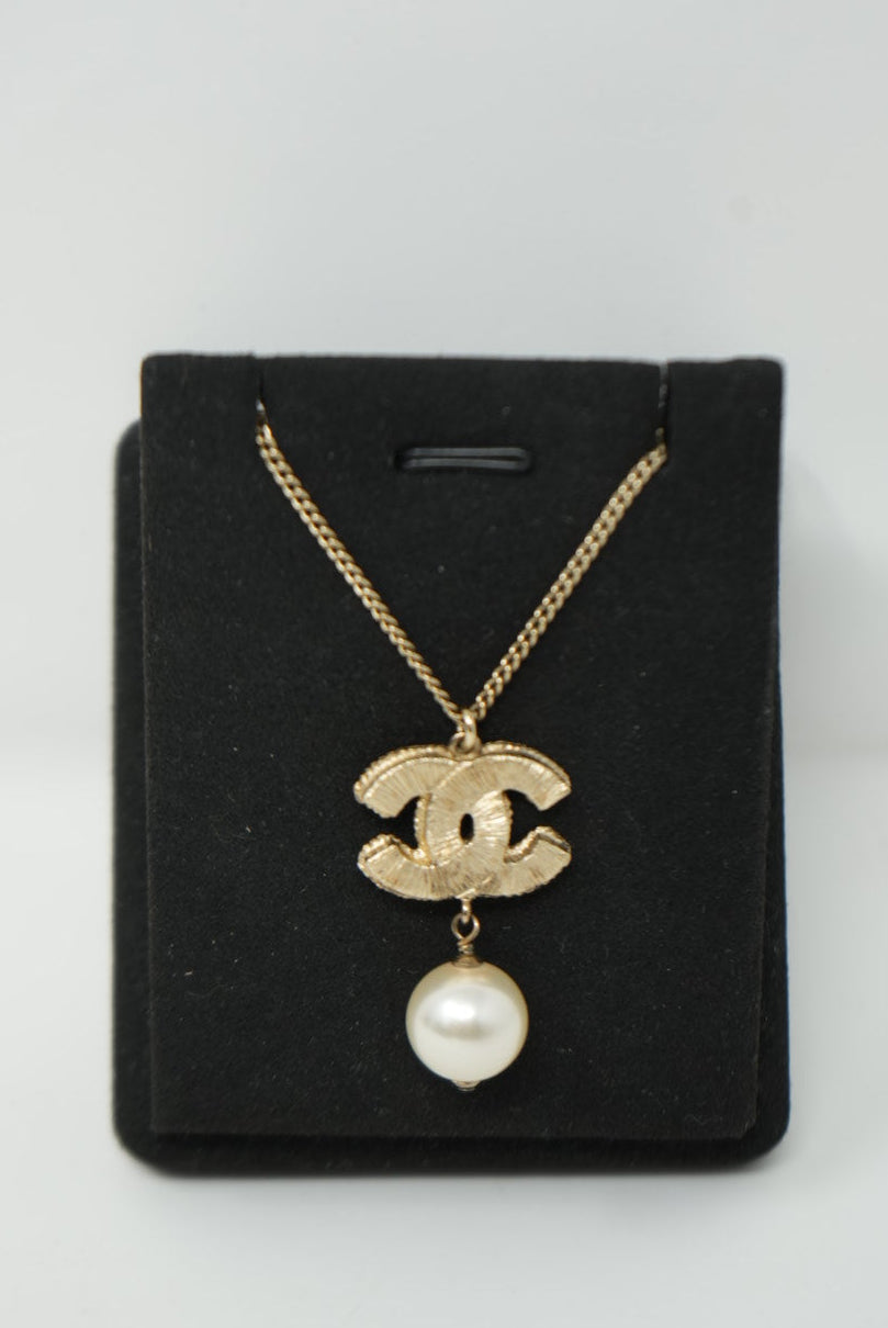 Pre-Owned Chanel 2013 Pink Faux Pearl CC Logo Necklace