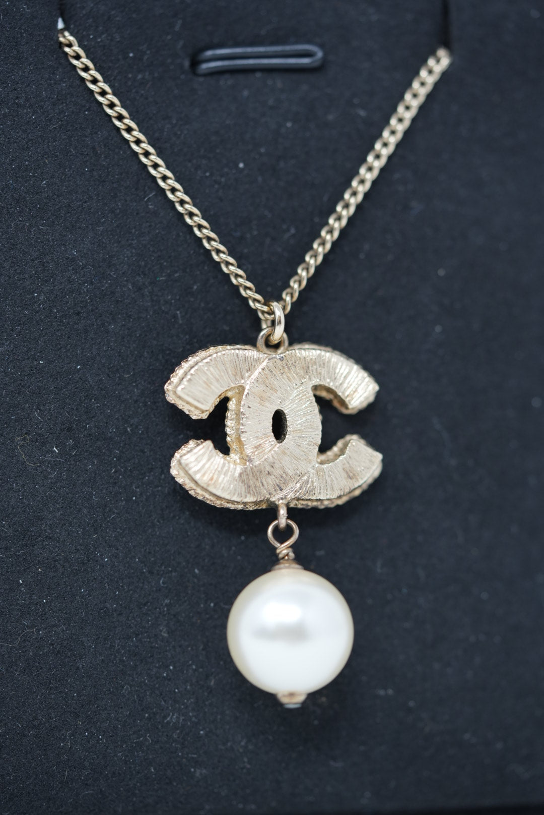 Pre-Owned Chanel 2013 Pink Faux Pearl CC Logo Necklace