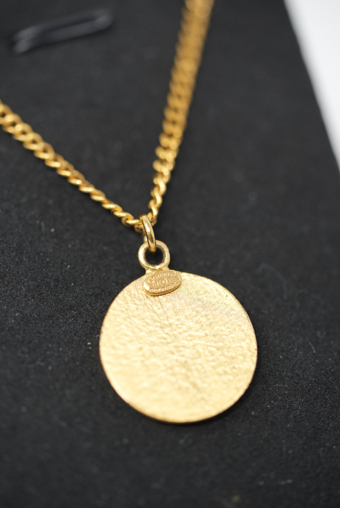 Pre-Owned Chanel 2001 Button CC Logo Necklace