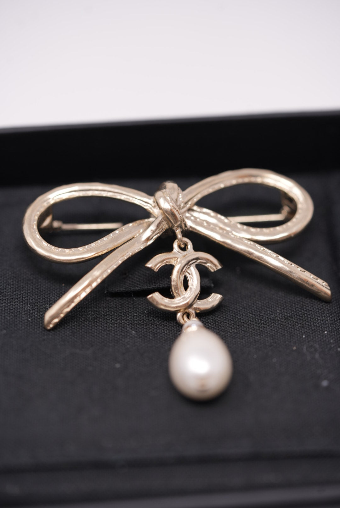 Pre-Owned Chanel Bowtie Faux Pearl Brooch 2022