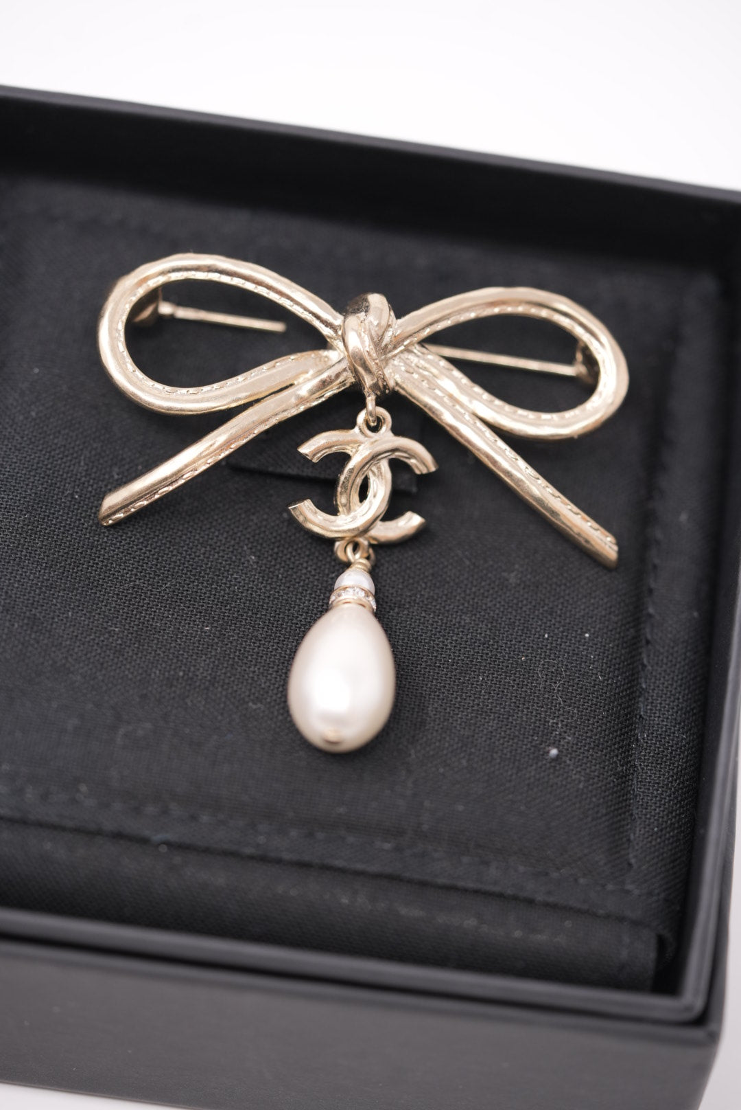 Pre-Owned Chanel Bowtie Faux Pearl Brooch 2022