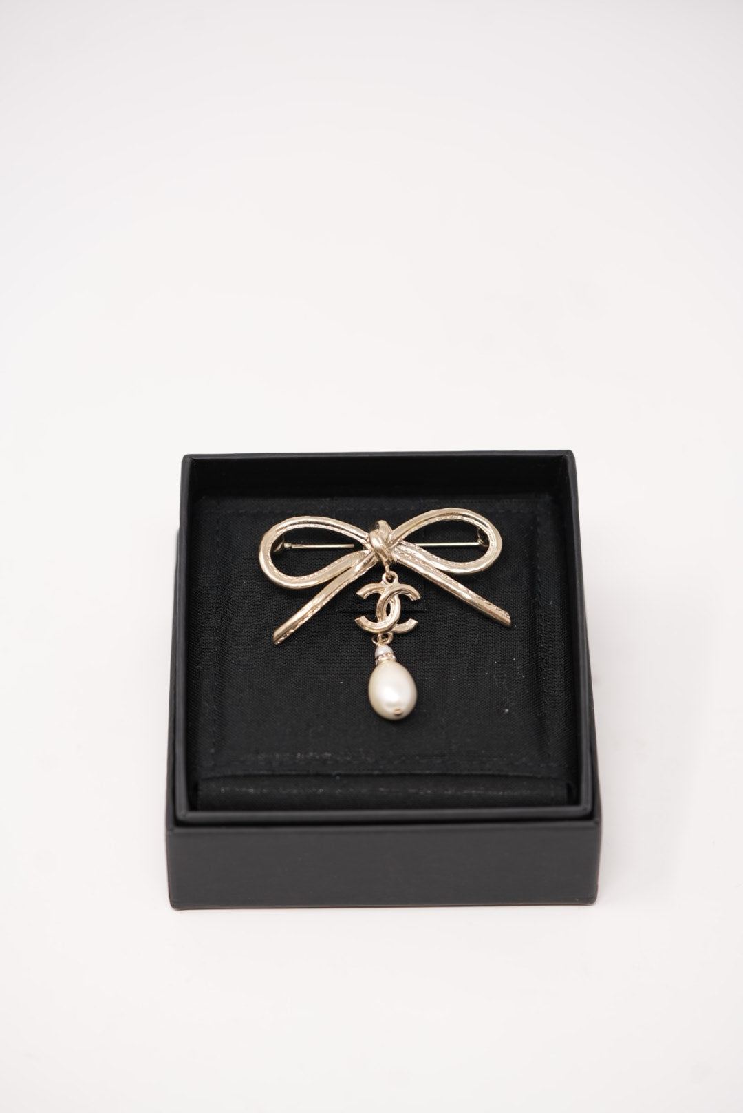 Pre-Owned Chanel Bowtie Faux Pearl Brooch 2022