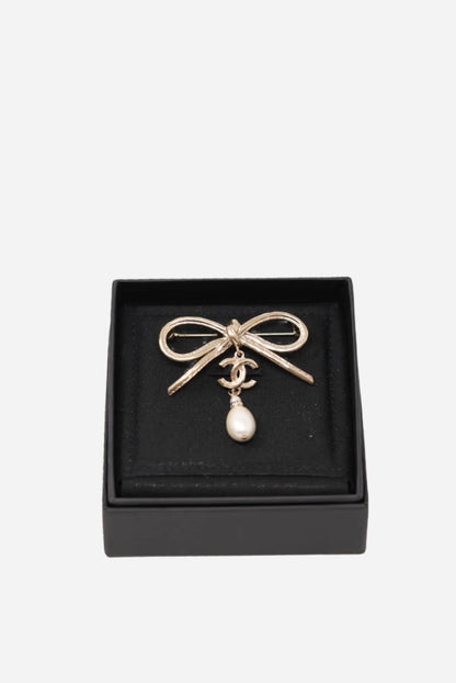 Pre-Owned Chanel Bowtie Faux Pearl Brooch 2022
