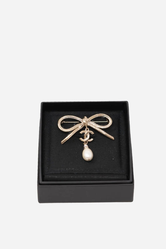 Pre-Owned Chanel Bowtie Faux Pearl Brooch 2022
