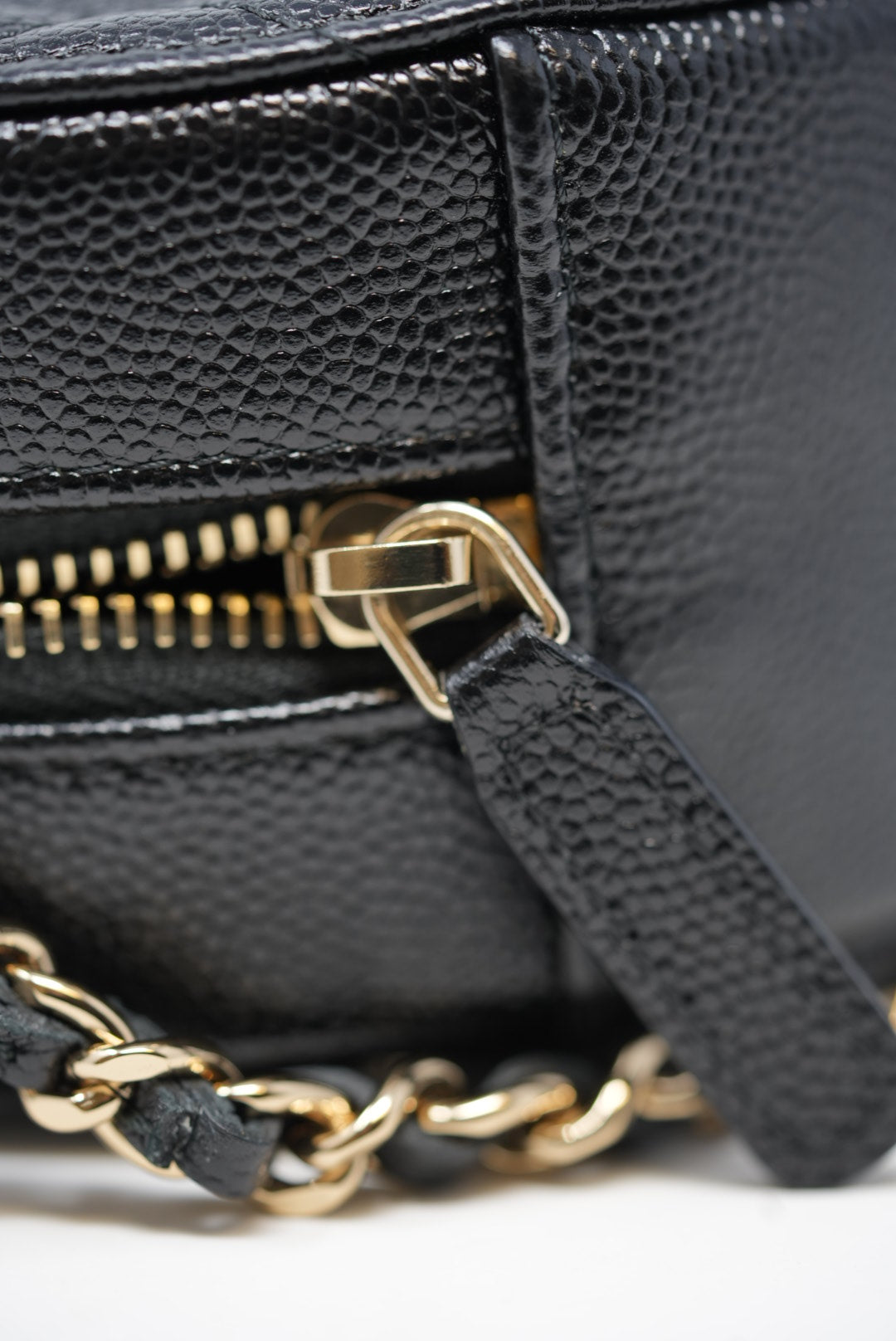 Pre-Owned Chanel Black Caviar Round Clutch With Chain