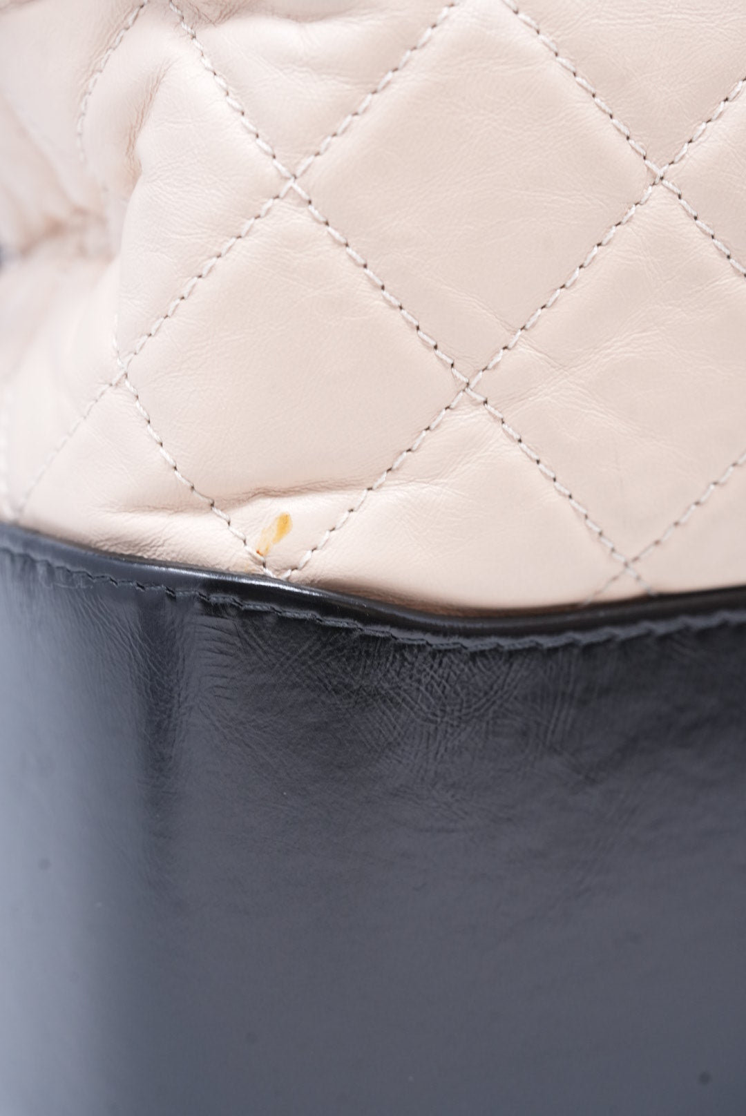 Pre-Owned Chanel 2018-2019 Gabrielle Hobo Medium Beige/Black