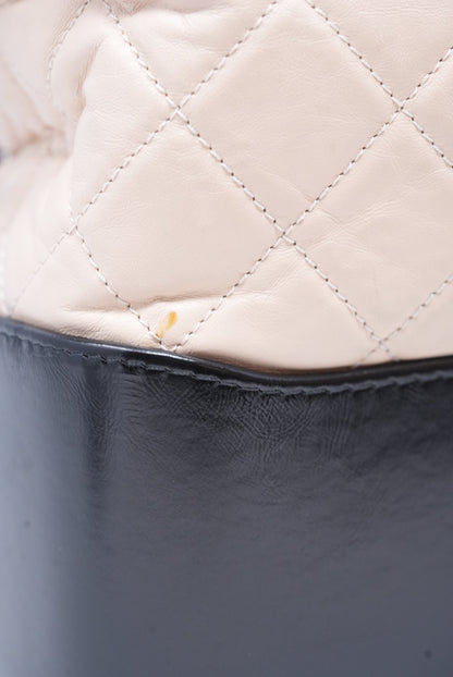 Pre-Owned Chanel 2018-2019 Gabrielle Hobo Medium Beige/Black