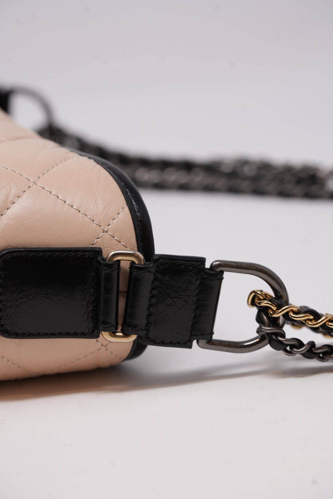 Pre-Owned Chanel 2018-2019 Gabrielle Hobo Medium Beige/Black