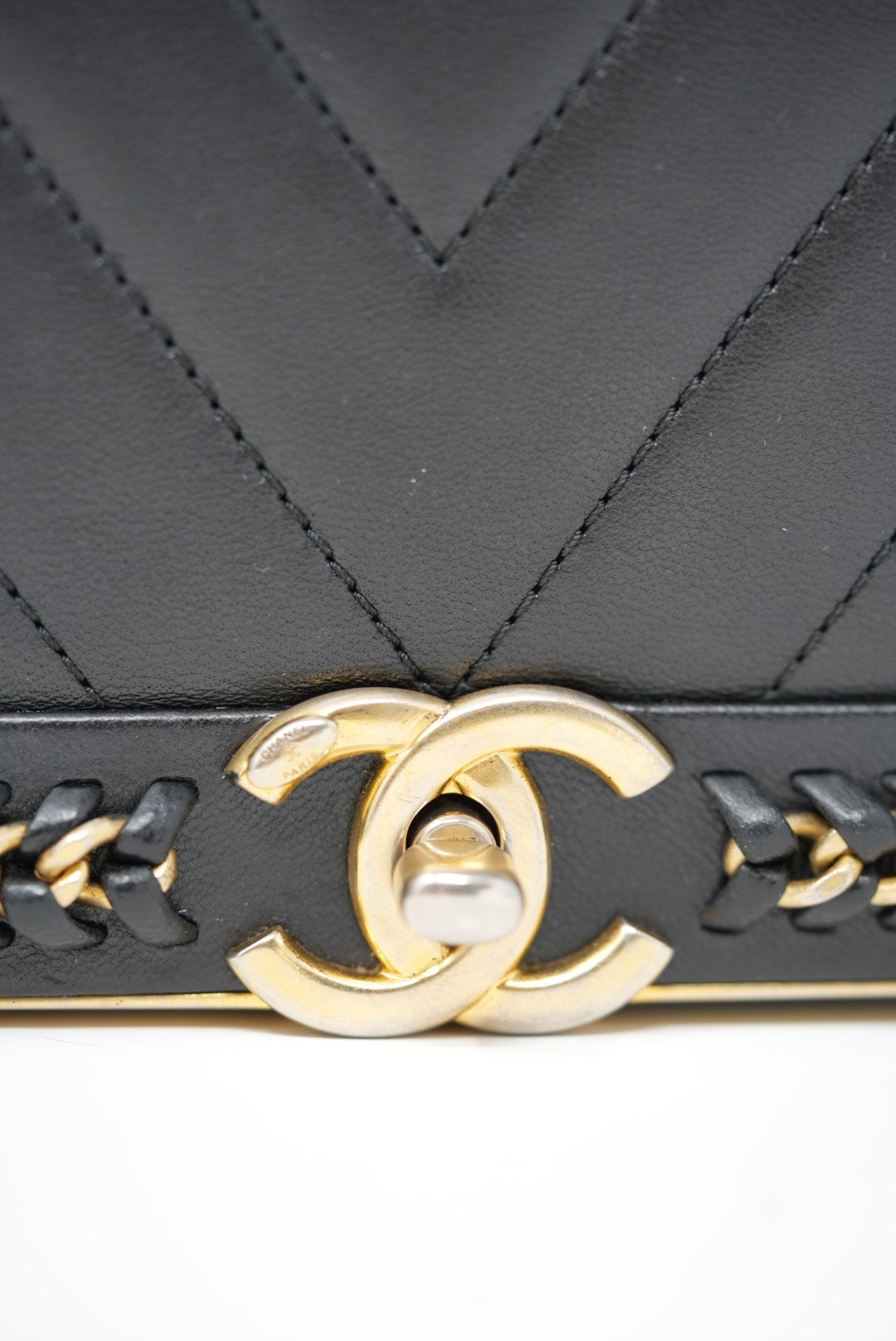 Pre-Owned Chanel Chevron Top Handle Lambskin
