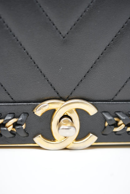 Pre-Owned Chanel Chevron Top Handle Lambskin
