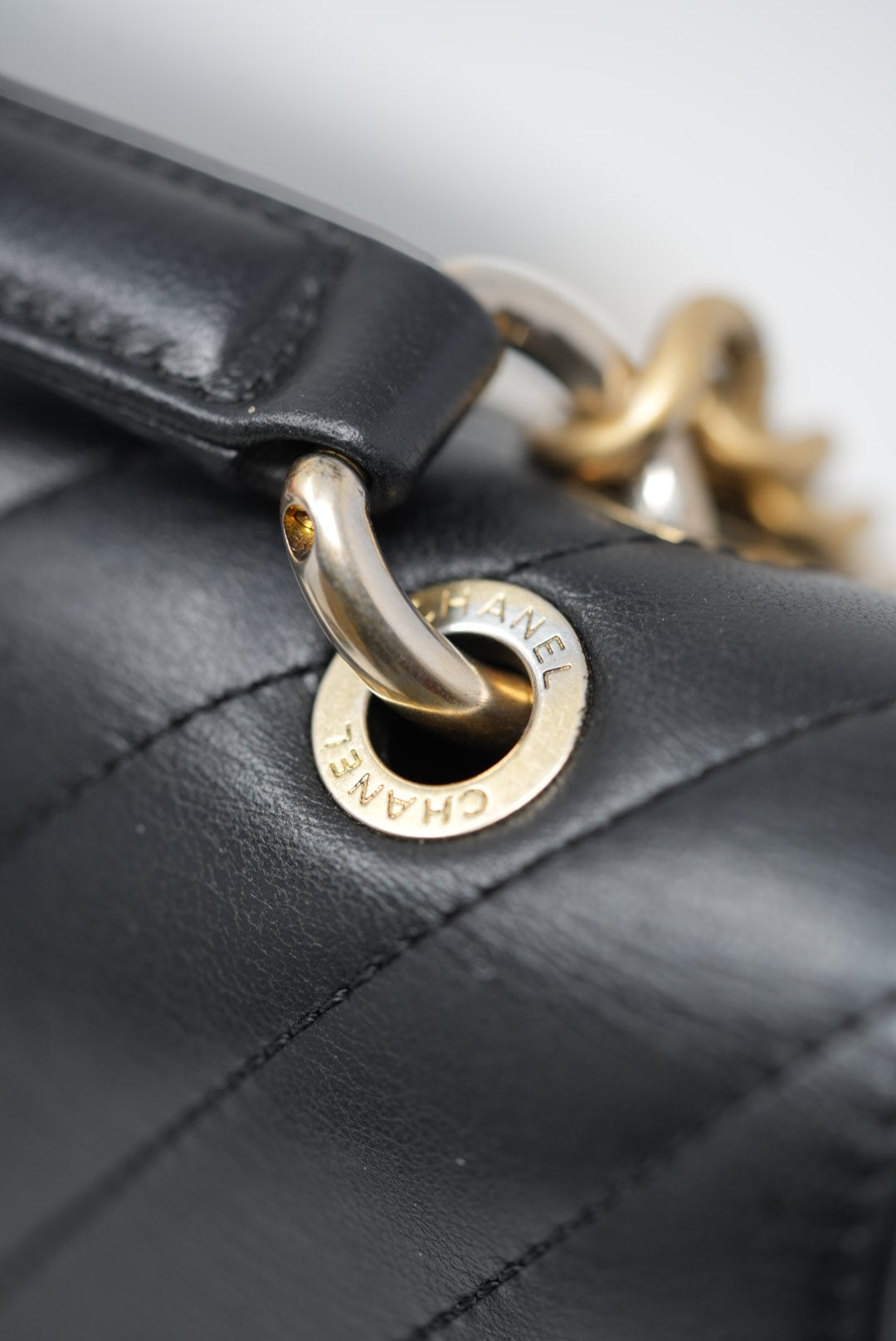 Pre-Owned Chanel Chevron Top Handle Lambskin