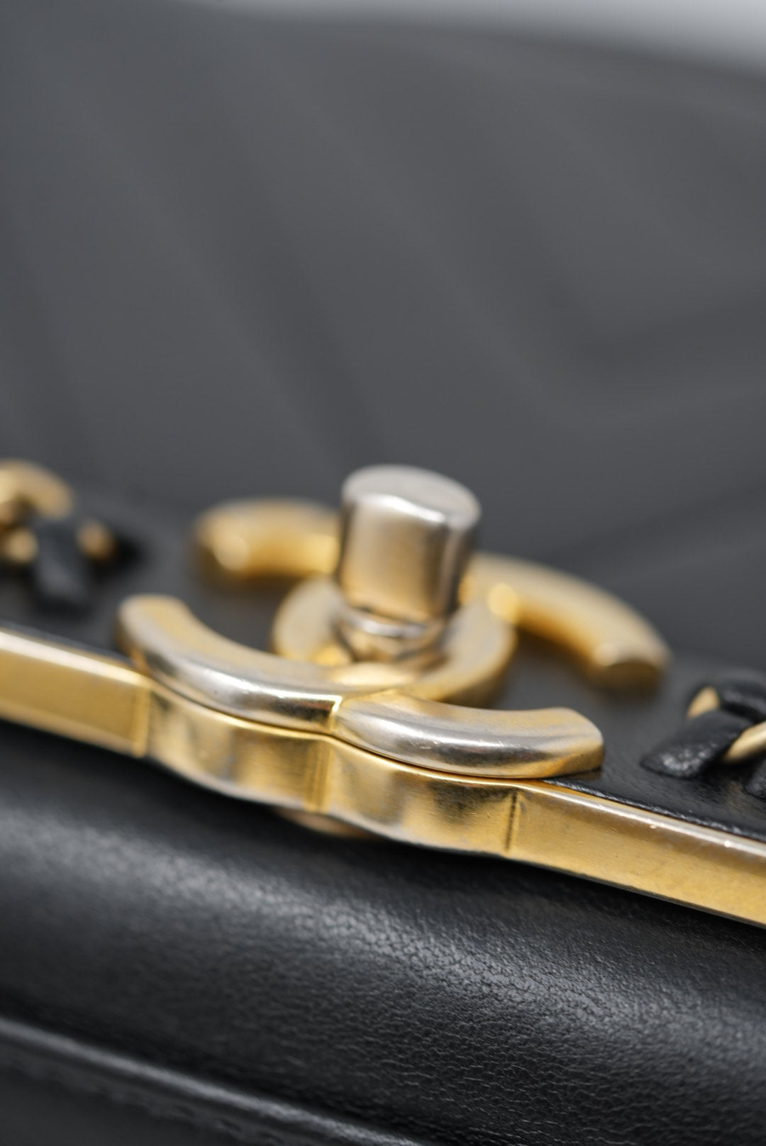 Pre-Owned Chanel Chevron Top Handle Lambskin