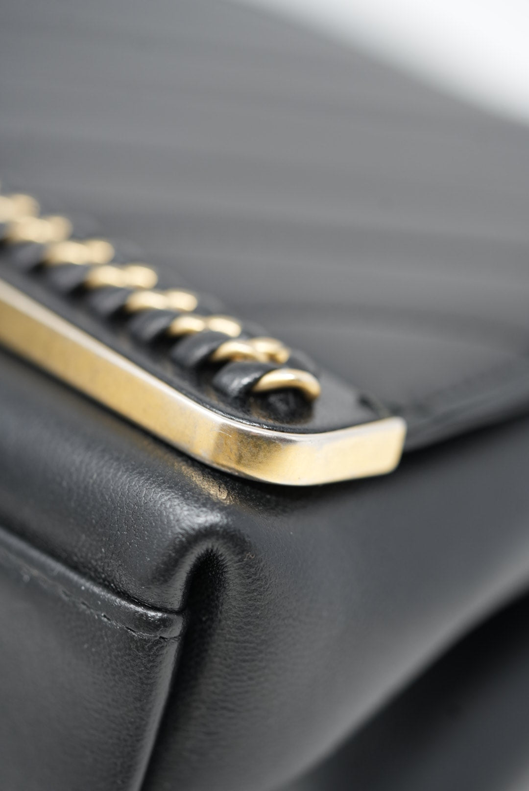 Pre-Owned Chanel Chevron Top Handle Lambskin
