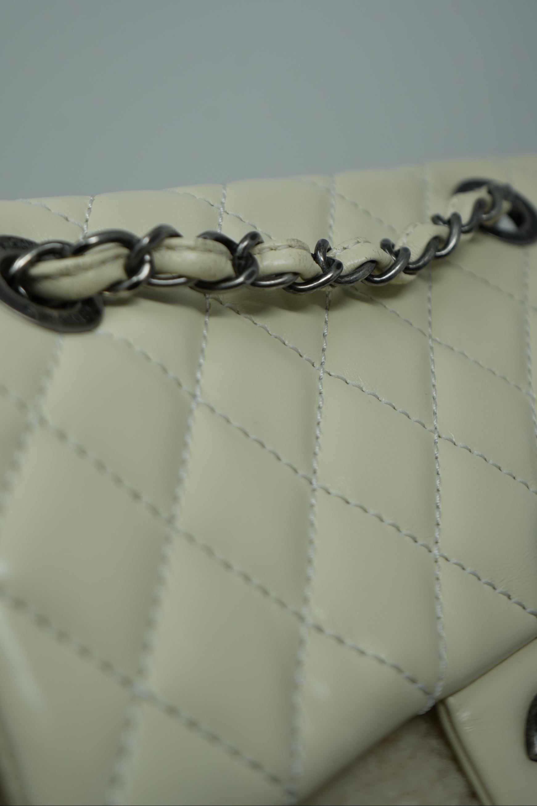Pre-Owned Chanel 2015–2016 White Shearling/Calf Salzburg Backpack