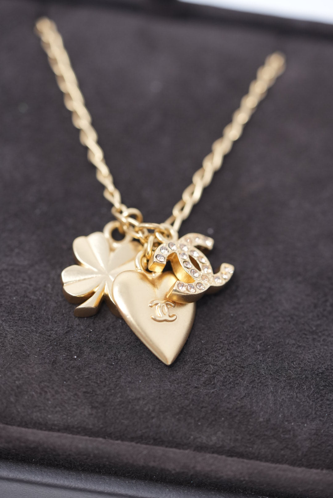 Pre-Owned Chanel 2002 Heart CC Necklace